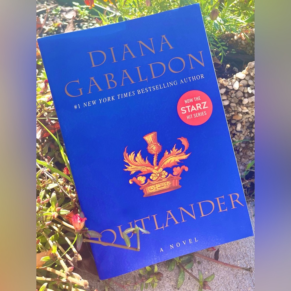 Outlander by Diana Gabaldon (paperback)